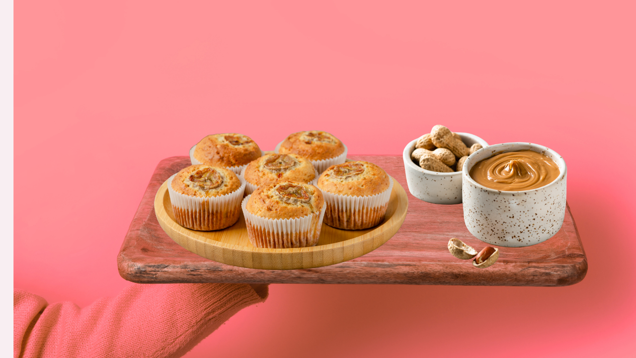 Muffins au beurre de cacahuète healthy, super moelleux et dorés, disposés sur une assiette