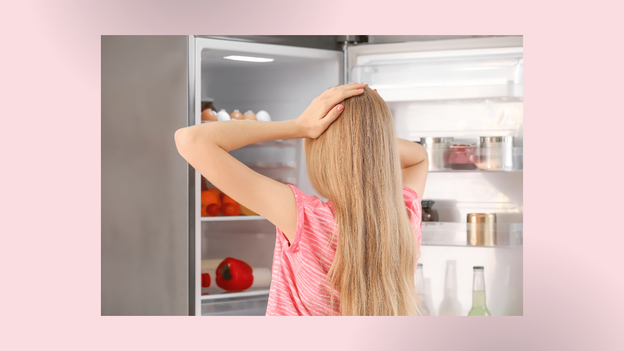 maman devant un frigo plein qui se demande que cuisiner avec ce qu'on a