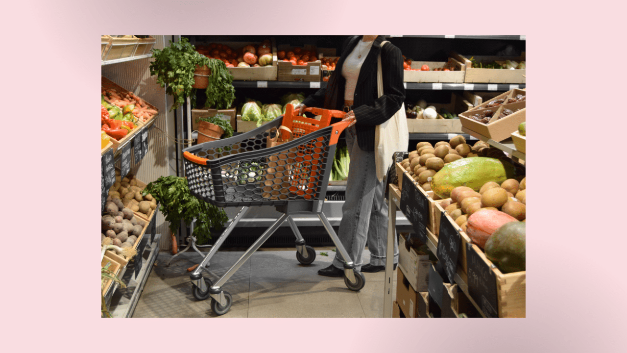 Maman fatiguée en train de faire les courses alimentaires